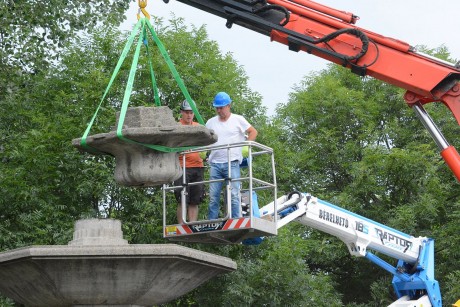 Restaurálásra szállították el a Szent György kutat - őszre készülhet el a felújítás